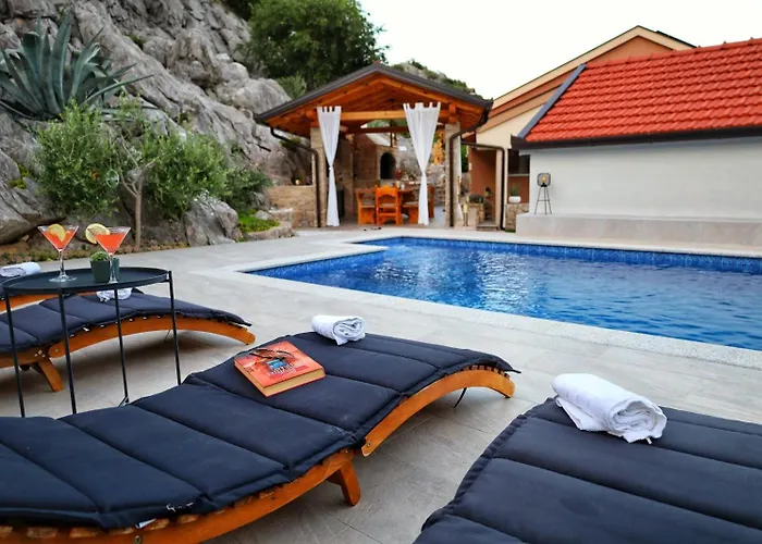 فيلة Cliffside Vilic *